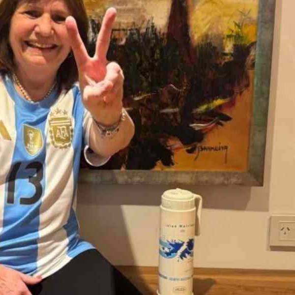 Patricia Bullrich posó con imágenes de las Malvinas y se distanció nuevamente de Javier Milei