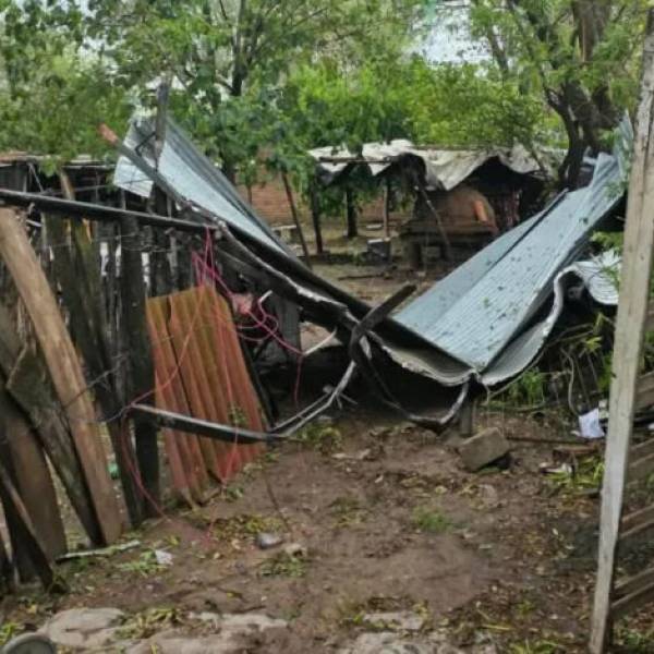 Las tormentas provocaron anegamientos, desbordes de arroyos, caída de árboles, postes y voladuras de techos en distintas localidades de Salta