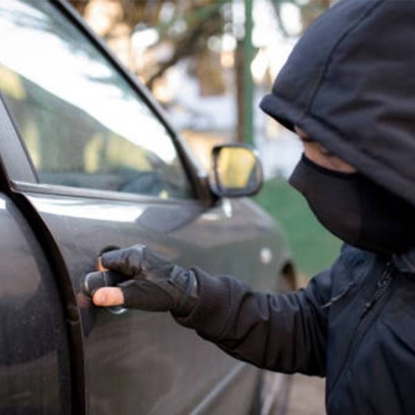 Justicia liviana: Solo les dieron condicional a 4 jovenes tucumanos que robaban autos con inhibidores en Salta