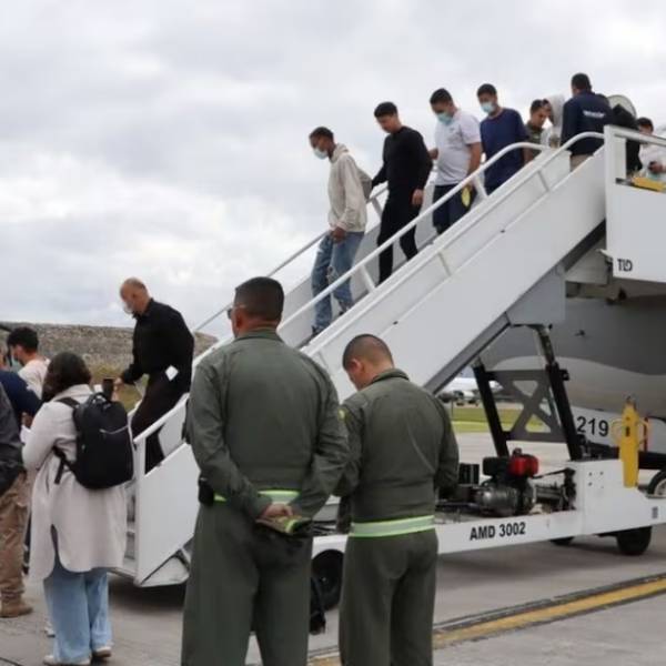 Llega al país el primer avión con 16 argentinos deportados por Estados Unidos