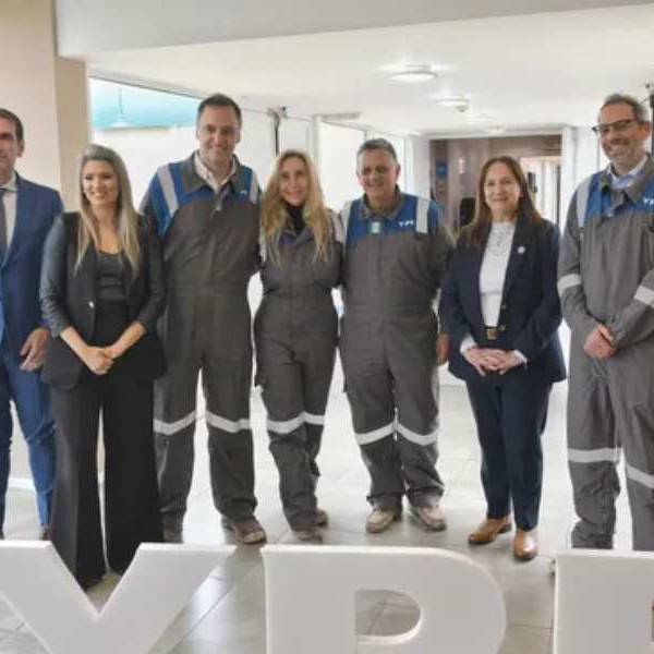 Milei debe decidir si deja a Adorni en su cargo en YPF dónde cobra $100 millones por mes