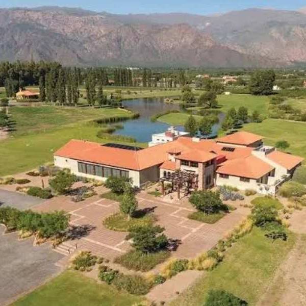Rematan propiedades millonarias a un estadounidense y a un británico en La Estancia de Cafayate por deudas de expensas