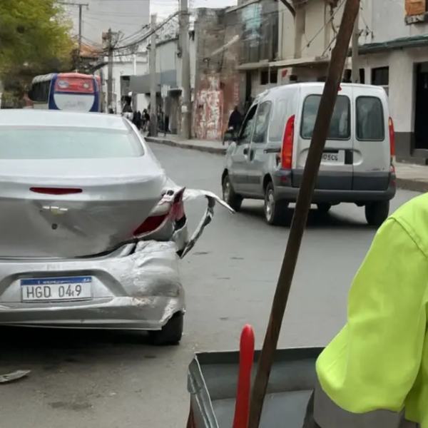 Ciudad de Salta: Una mujer que conducía sin licencia y sin seguro chocó tres autos estacionados