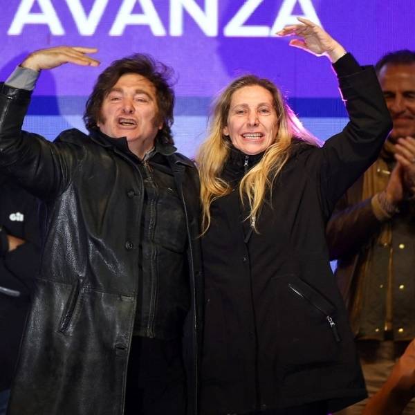 Milei debió suspender el acto de campaña en Ushuaia por protestas y retornó a Buenos Aires