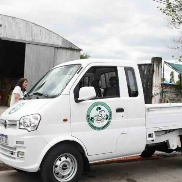La Fundación Ceos Sol, especializada en el reciclaje, recibió una camioneta de la Muni para potenciar su trabajo
