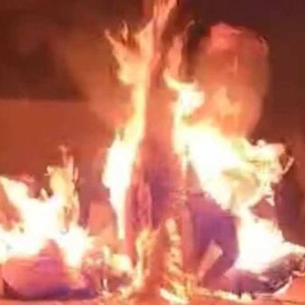Sacan de la comisaría y queman vivos a tres hombres acusados de robo en Bolivia