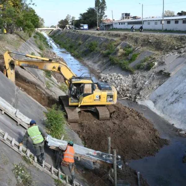 La nueva pasarela peatonal que está instalando el municipio en el canal Yrigoyen brindará más seguridad a los vecinos