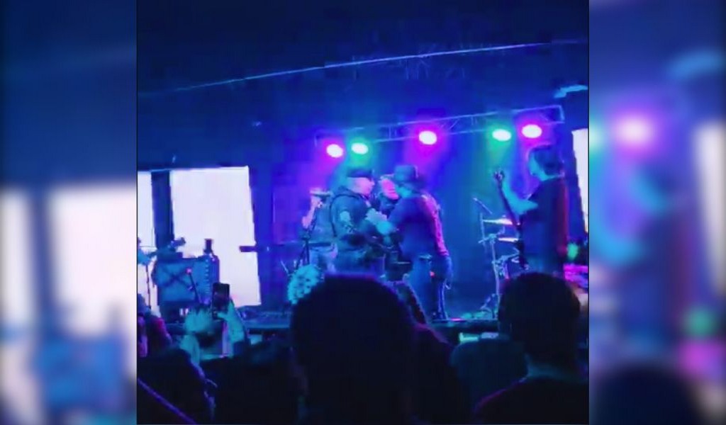 Insólito: La Policía de Salta subió al escenario e interrumpió el show del cantante de Las Pastillas del Abuelo
