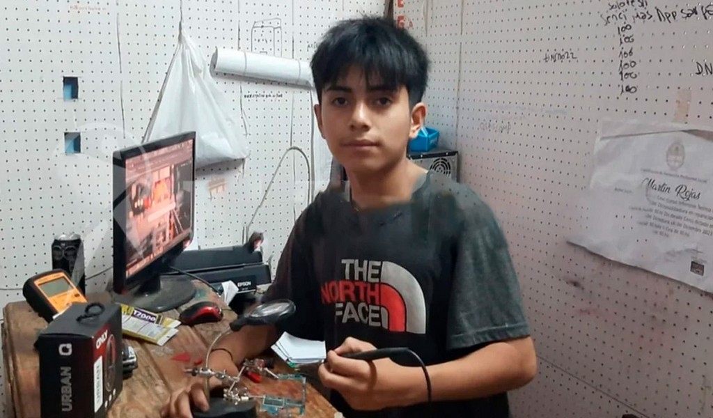 En Metán un niño de 13 abrió su taller de reparación de celulares