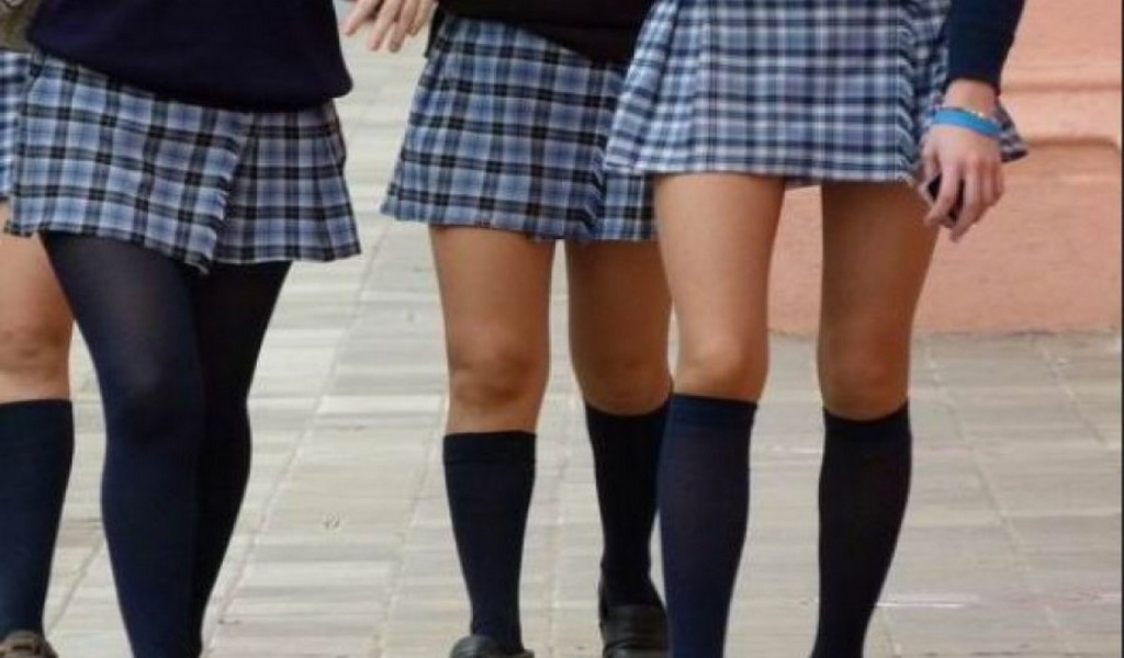 Un colegio secundario de Córdoba prohibió el uso de polleras entre sus alumnas