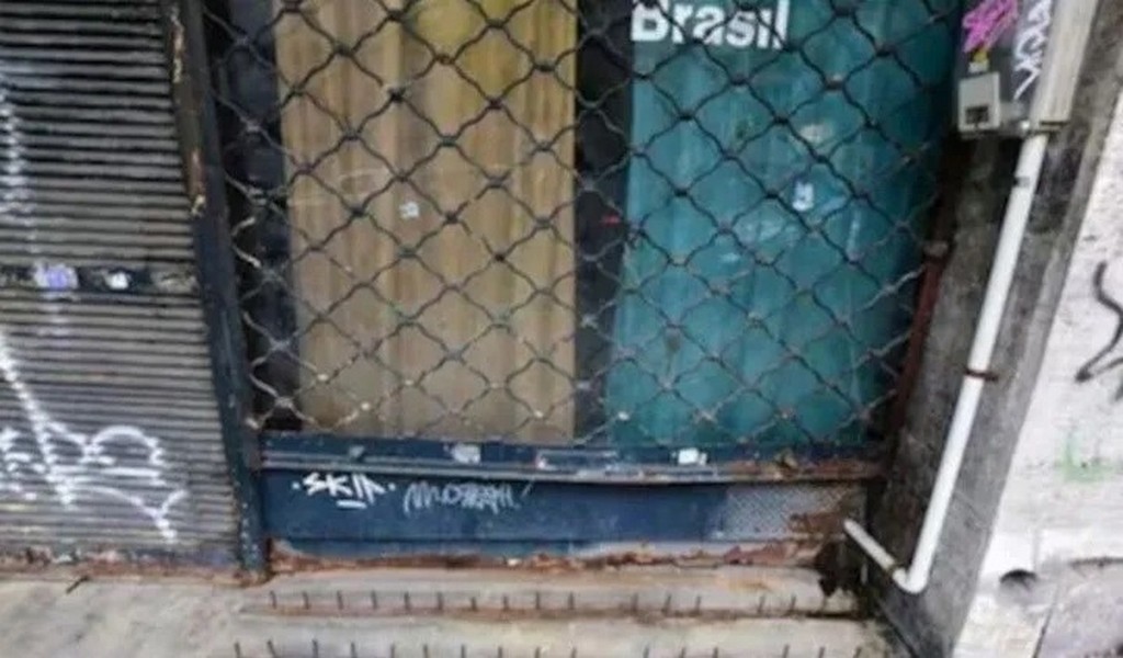 Paseaba con la familia, se cayó sobre una reja "anti indigentes" y murió: polémica por la "arquitectura hostil"