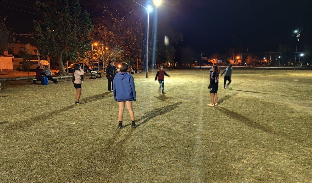 El municipio colocó nuevas luminarias en la cancha de barrio universitario 