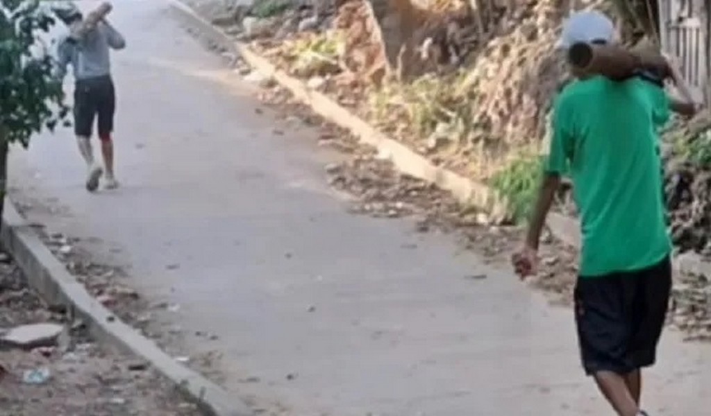 Insólito: A plena luz del día roban caños del servicio de agua en Salvador Mazza