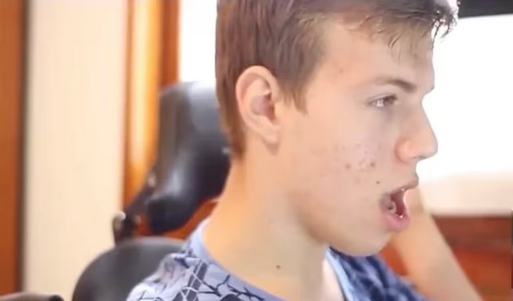 Un joven con parálisis cerebral diseñó un sistema para que las personas con discapacidades logren una vida más independiente
