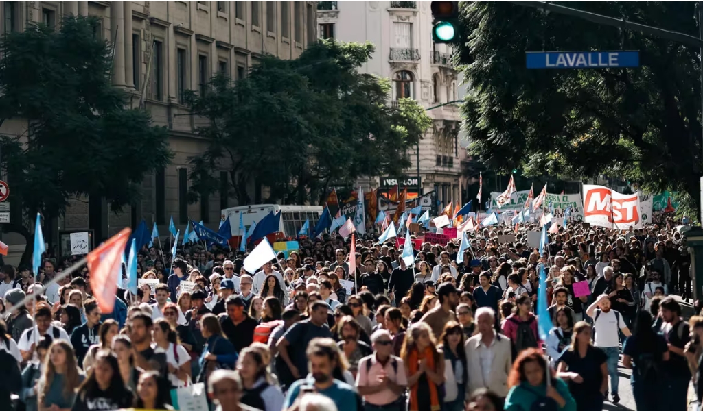 La Universidad Pública agoniza por la motosierra a los salarios