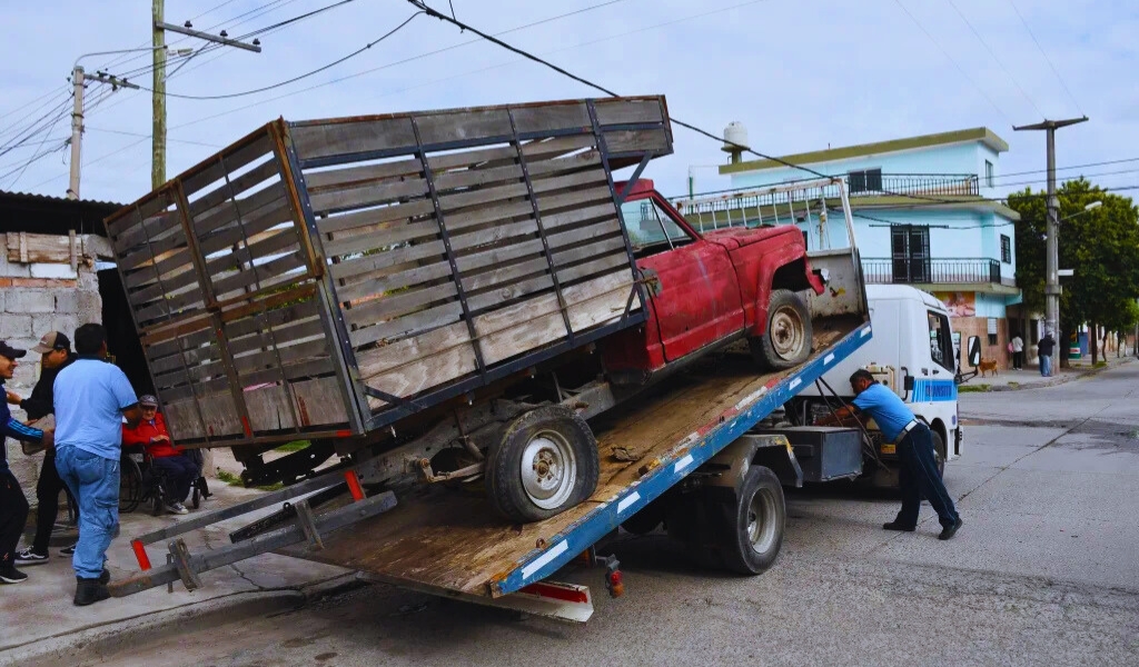 Siguen levantando vehículos abandonados en las calles de la Ciudad de Salta
