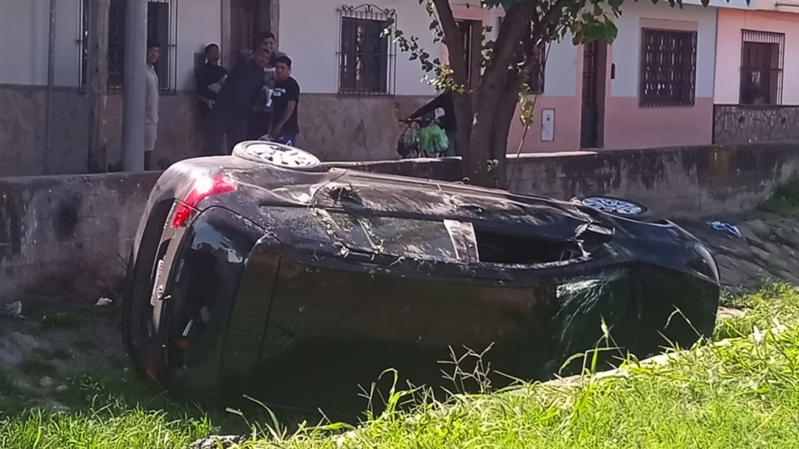 Un auto cayó al canal pluvial que cruza calle Alberdi tras colisionar con una camioneta