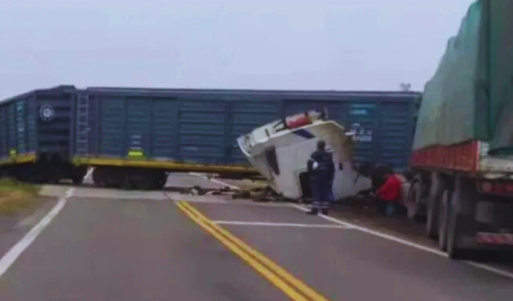 En Salta un camionero chocó de frente contra un tren y salvó su vida de milagro