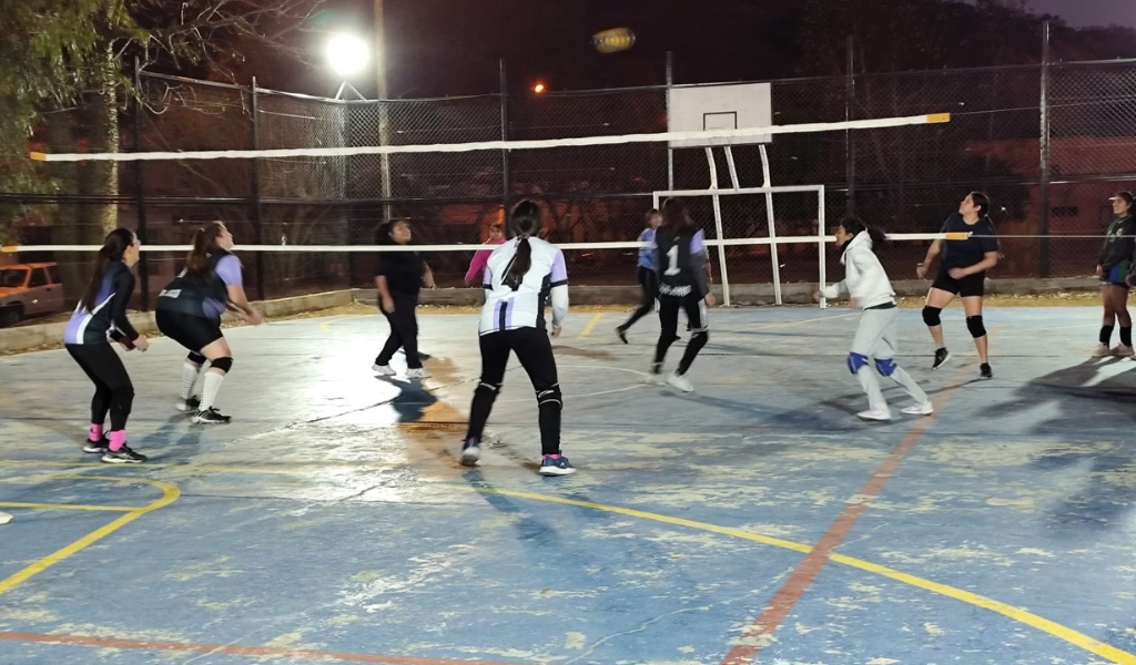 Vecinos y Municipio se unen para iluminar espacios deportivos en zona norte y Santa Ana