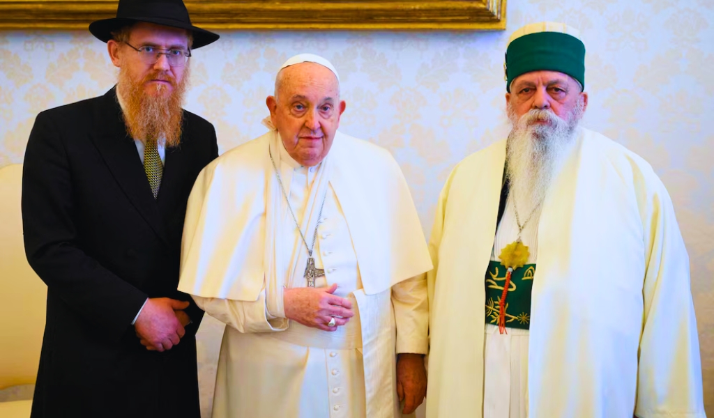 El papa Francisco sufrió una caída sin fracturas pero le inmovilizaron el brazo por precaución