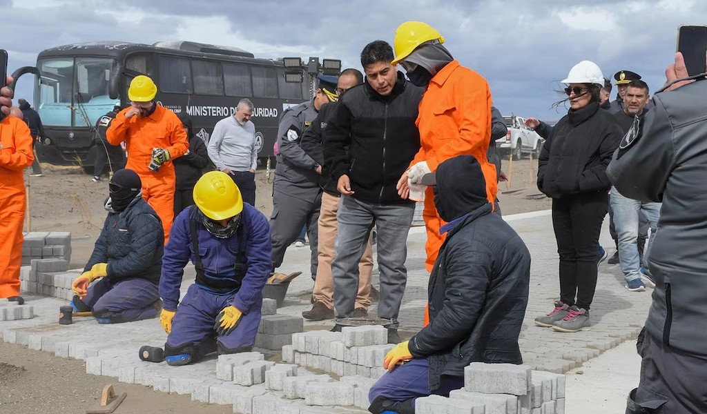 El Gobierno de Santa Cruz creó un programa para que los presos trabajen en la obra pública ¿Estás de acuerdo?