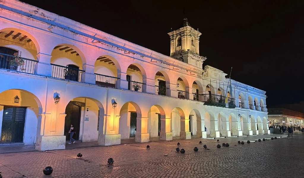 El Cabildo de Salta se iluminó con los colores amarillos y blancos en honor al Papa Francisco