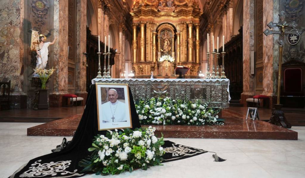 Una tumba sencilla y una lápida con su nombre: las instrucciones que dejó Francisco para su funeral