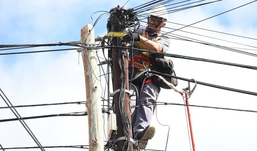 La Municipalidad continúa con el plan de Despeje de Cables en Desuso. Está vez lo hicieron en calle Zuviría