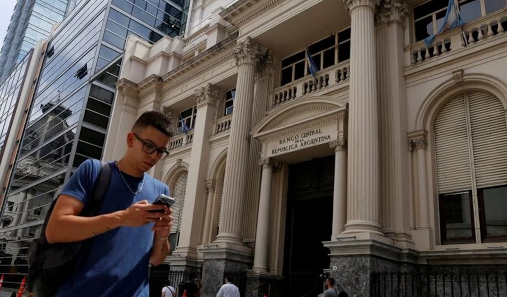 El objetivo del Banco Central es llevar al dólar hacia el piso de la banda y acelerar la desinflación