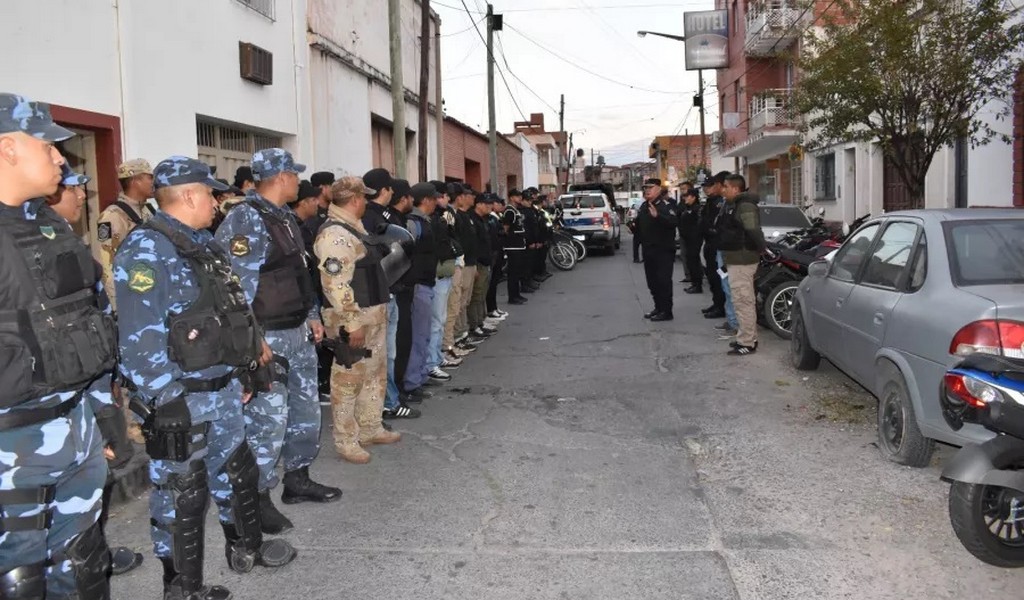 Impresionante operativo policial en diferentes bariios y en el Canal de la Esteco:  Atraparon a transas y ladrones