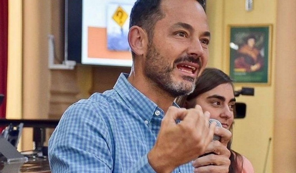 Emiliano envío al concejo deliberante el proyecto para regularizar y autorizar Uber, Didi y otras app de transporte