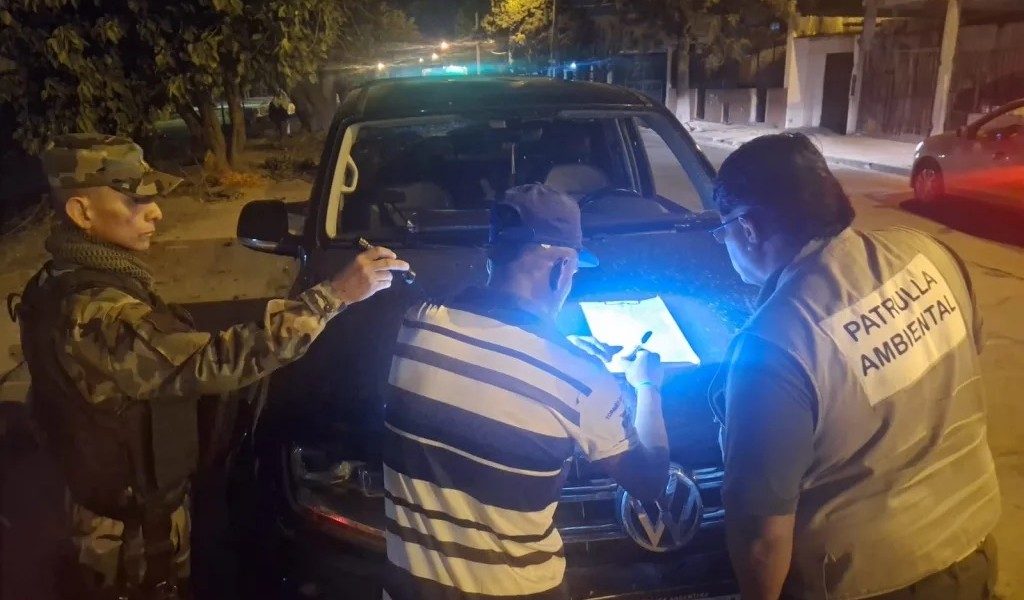 Todos multados: El municipio realizó operativos nocturnos y atrapó infragante a vecinos arrojando basura en la via publica