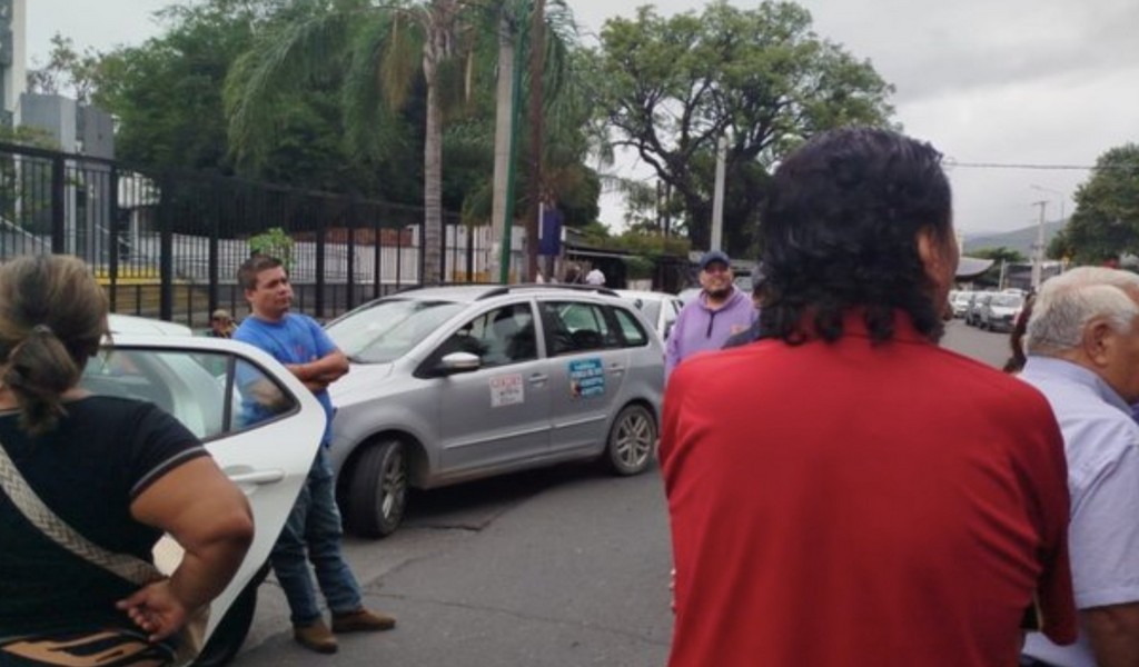 Salta: Los dueños de remiseras extorsionaron a sus choferes para que corten las calles en contra de Uber