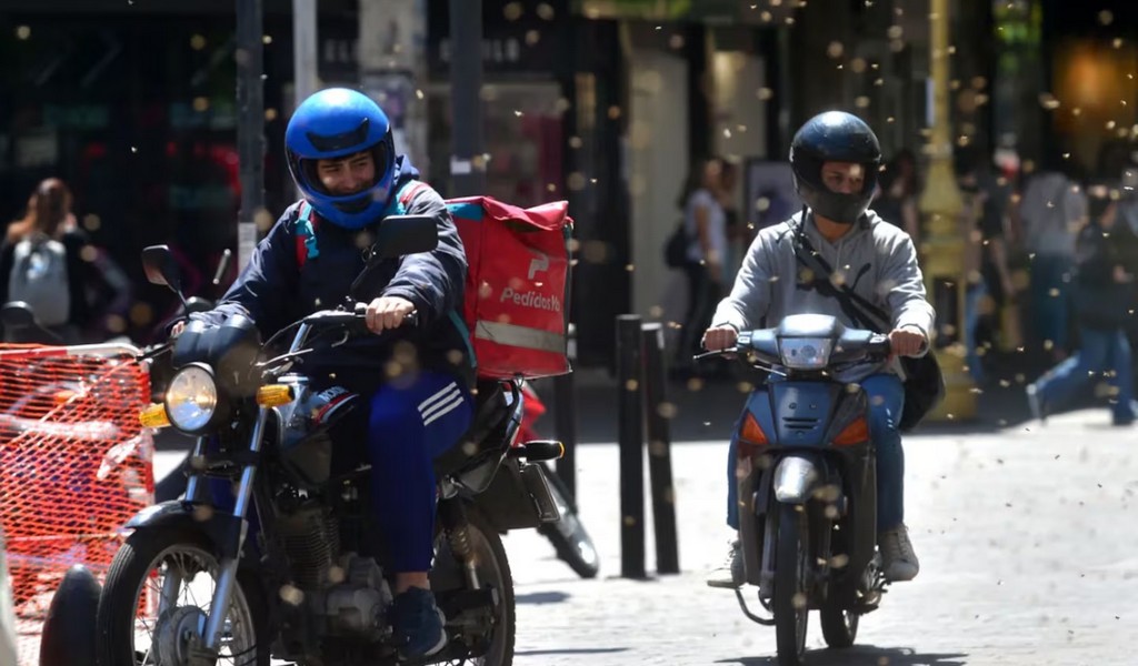 El gobierno bonaerense busca prohibir que dos personas circulen en una misma moto para prevenir delitos