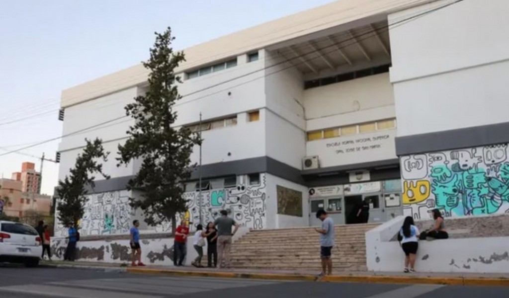 Una madre y su hija agredieron brutalmente a la directora de una escuela