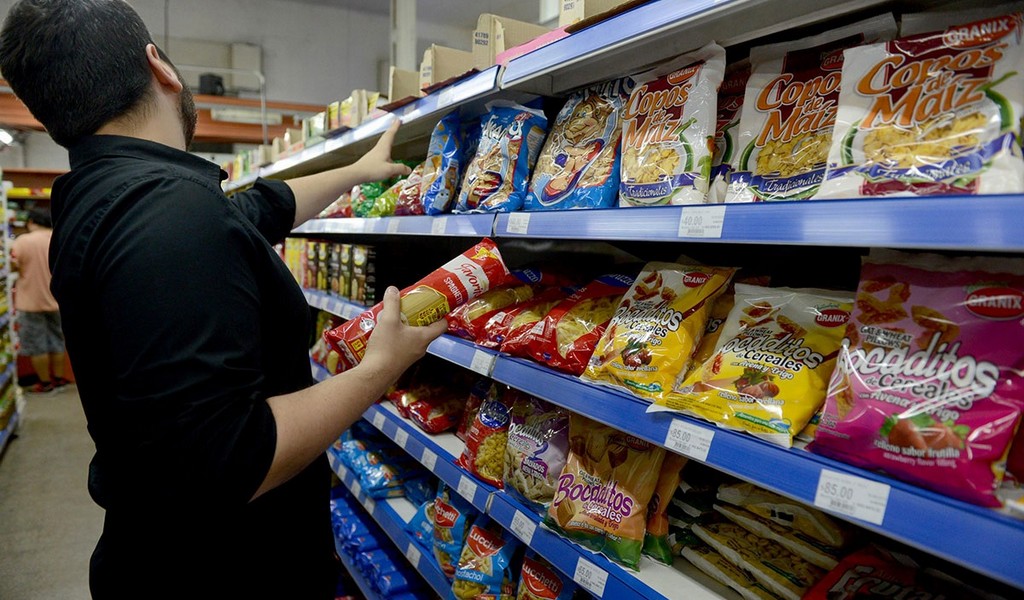 Un economista asegura que "Los precios no bajan, se camuflan con promociones"