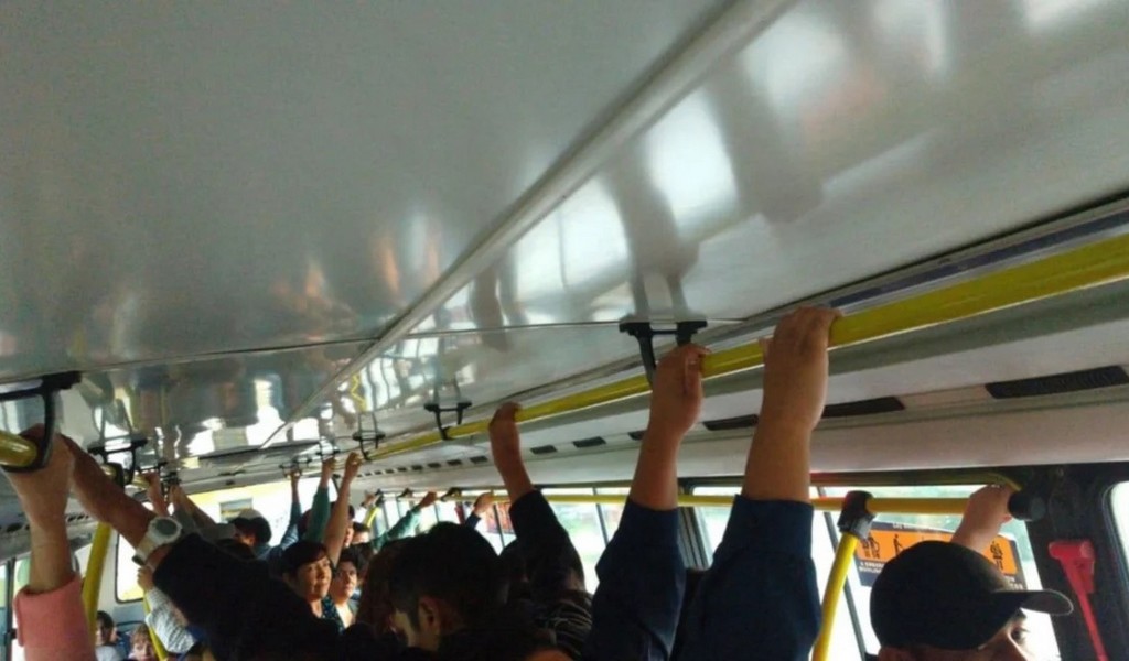 En un SAETA que recorre Rosario de Lerma a la ciudad de Salta venden droga a la vista de todos