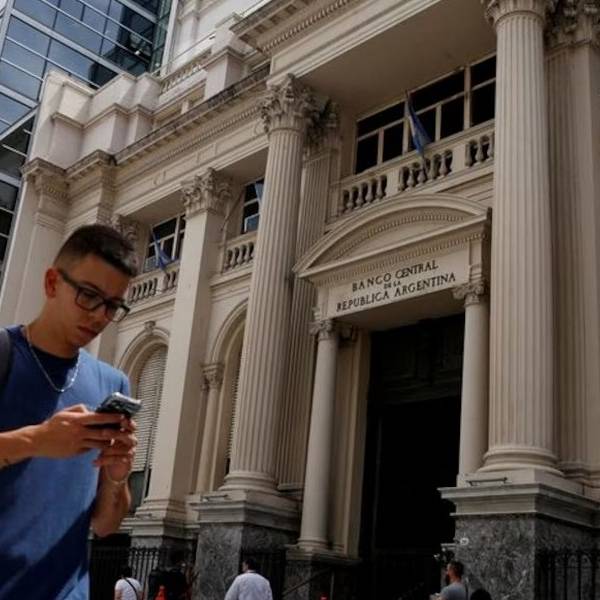 El objetivo del Banco Central es llevar al dólar hacia el piso de la banda y acelerar la desinflación
