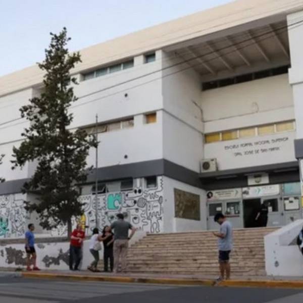 Una madre y su hija agredieron brutalmente a la directora de una escuela