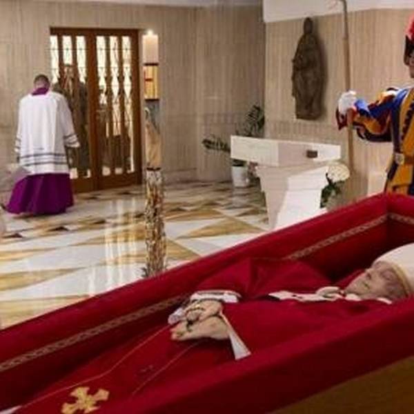 El Vaticano difundió este martes las primeras imágenes del papa Francisco en su féretro de madera