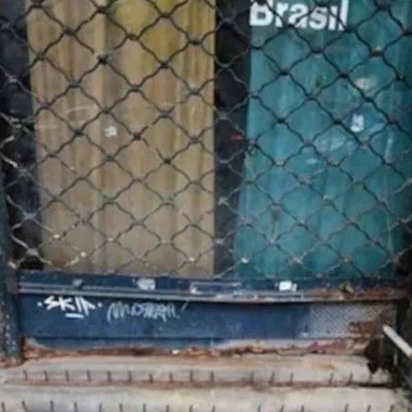 Paseaba con la familia, se cayó sobre una reja 